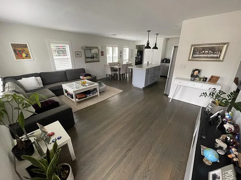 541 Gravilla Pl — Photo 3