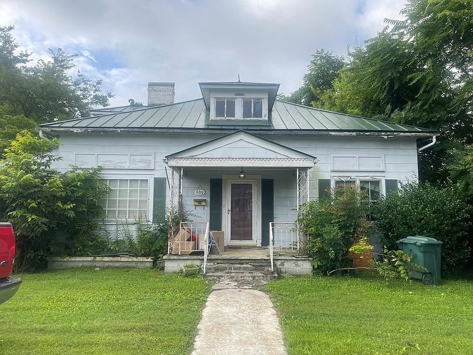 1st image of 609 W Main St