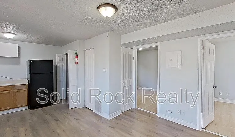 714 E 3rd St #1 — Photo 4