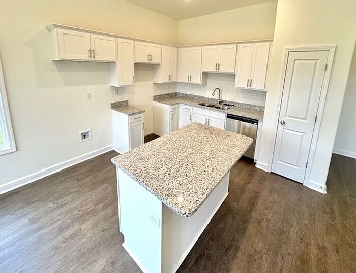 5 bed, 3.0 bath, 2217 sqft, $2,400 — Photo 3