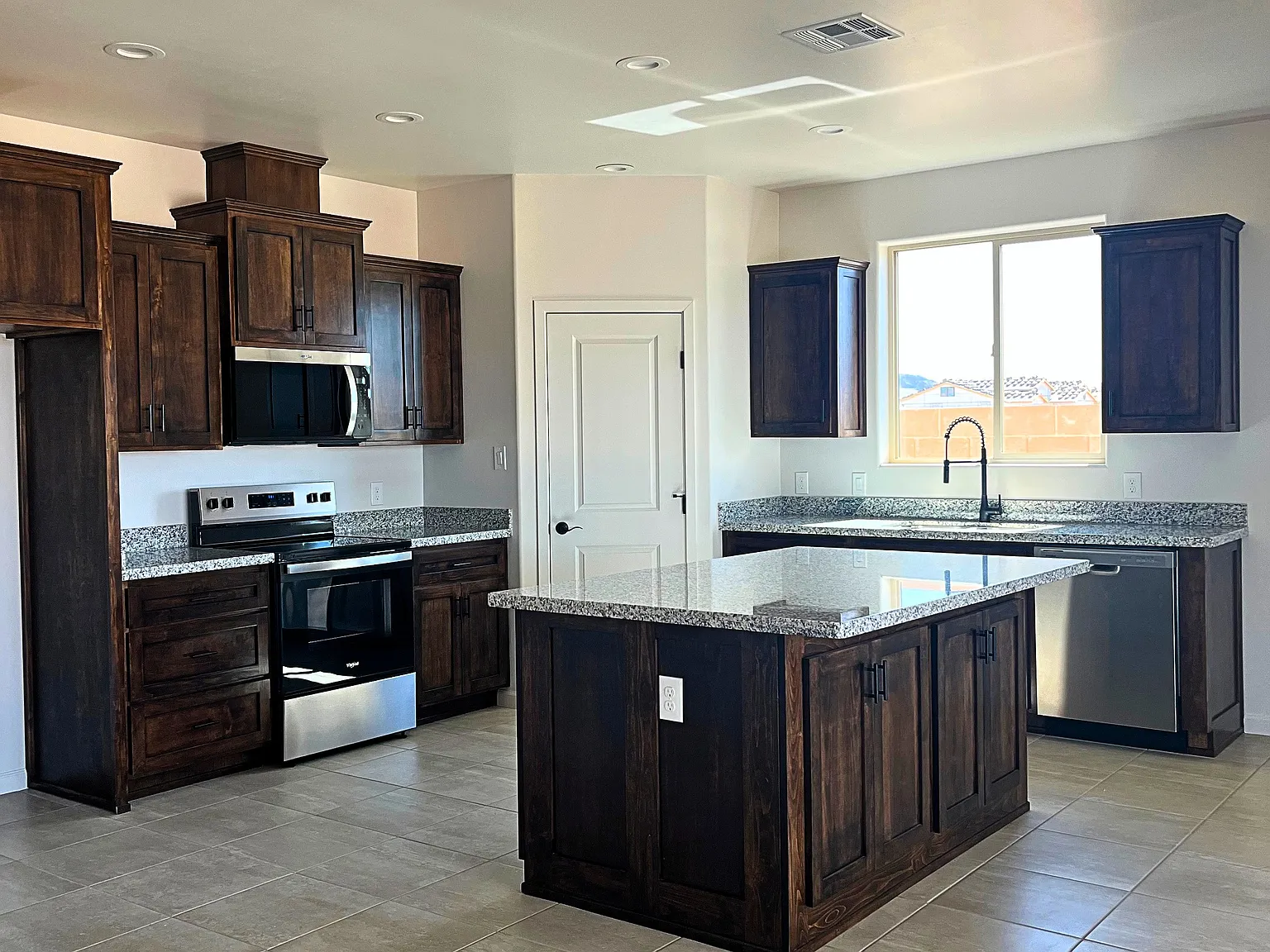 3 bed, 1655 sqft, $2,000 — Photo 3