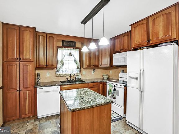 5th image of 384 Valley Dr