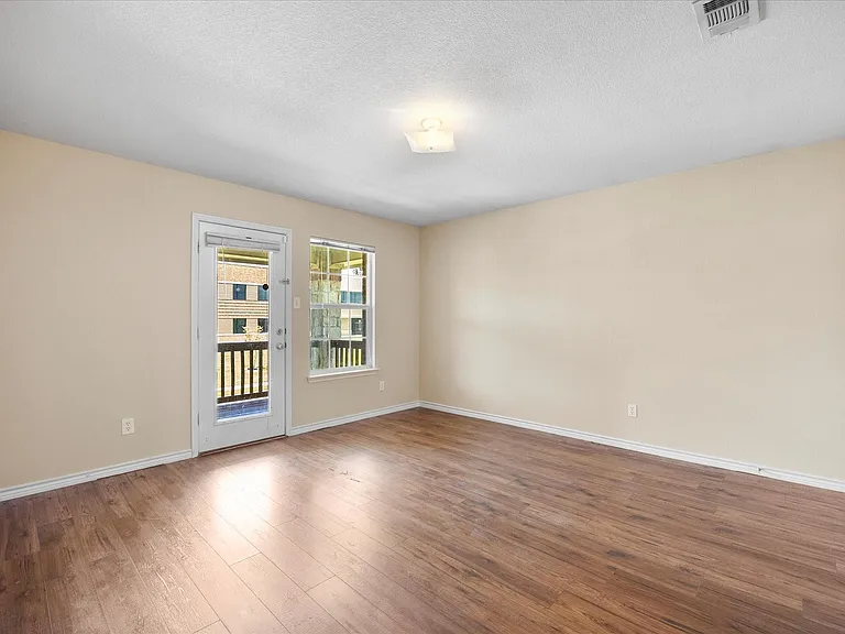 1100 Camelot Dr — Photo 18