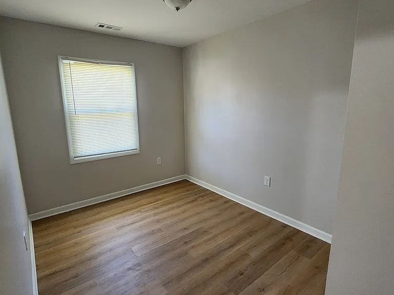 4301 Greenbrier Ln — Photo 9