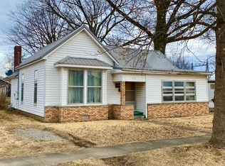 510 W 5th St, Flora, IL 62839