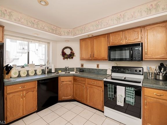 5th image of 55 Kensington Ct
