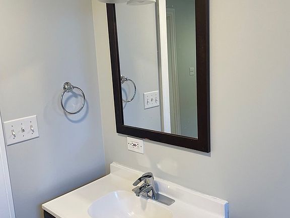5th image of 6028 W Lawrence Ave #B