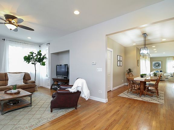 3rd image of 428 E Maple Ave