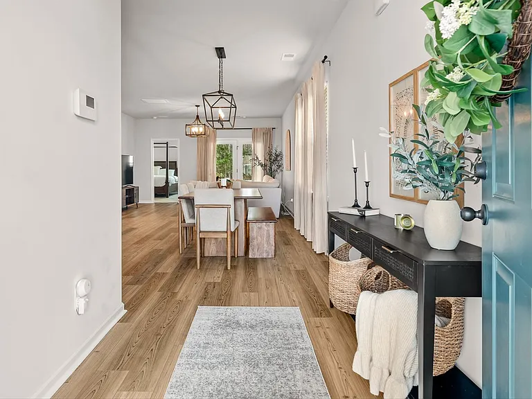 565 Abigail St — Photo 4