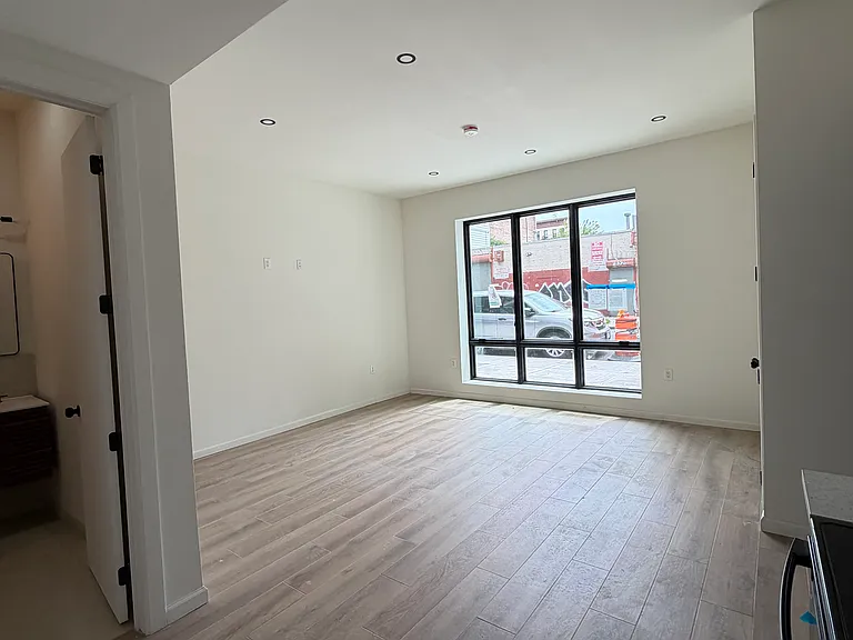 2375 Lorillard Pl #2R — Photo 8