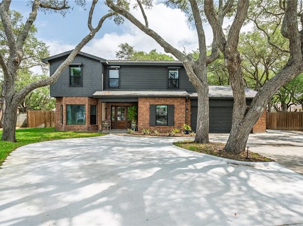 208 Doral Ln, Rockport, TX 78382