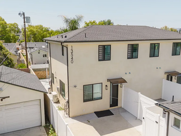 13540 Hamlin St — Photo 22