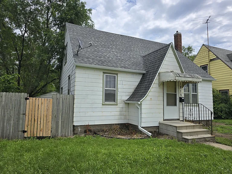 1812 Logan Ave — Photo 1