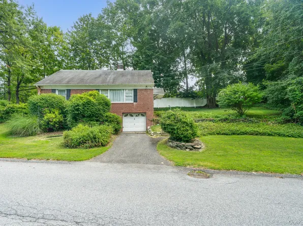 14 Schoolhouse Lane, Poughkeepsie, NY 12603