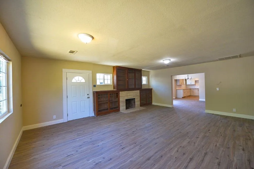 5 bed, 2070 sqft, $2,995 — Photo 3