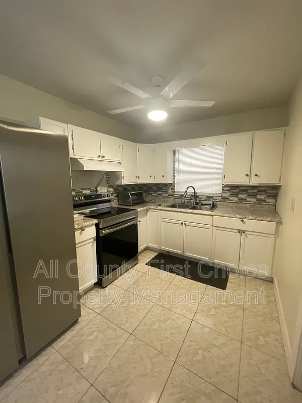 3 bed, 1.0 bath, 960 sqft, $1,995 — Photo 3