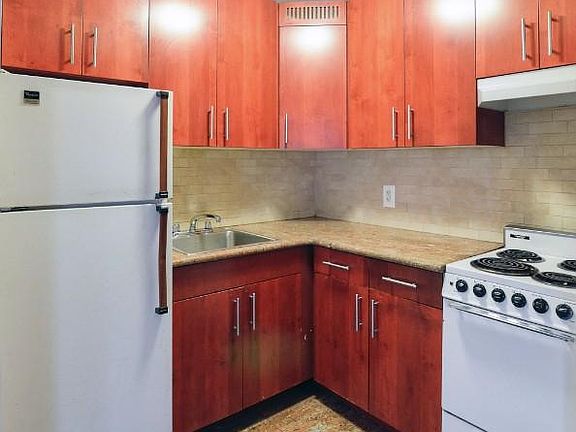 3rd image of 230 E 30th St APT 7D