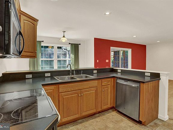 5th image of 301 Antler Dr