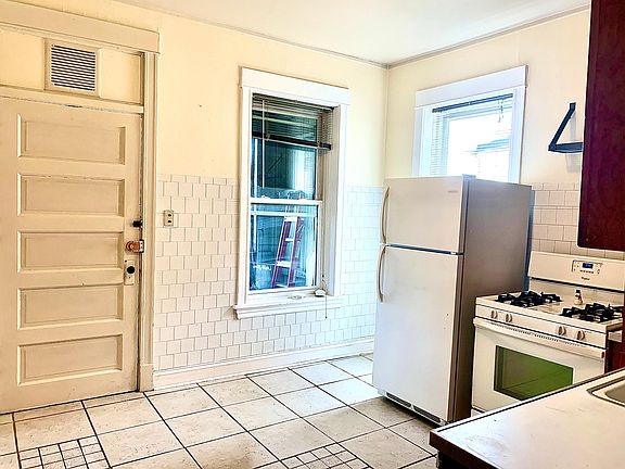 5th image of 2415 W Leland Ave APT 2