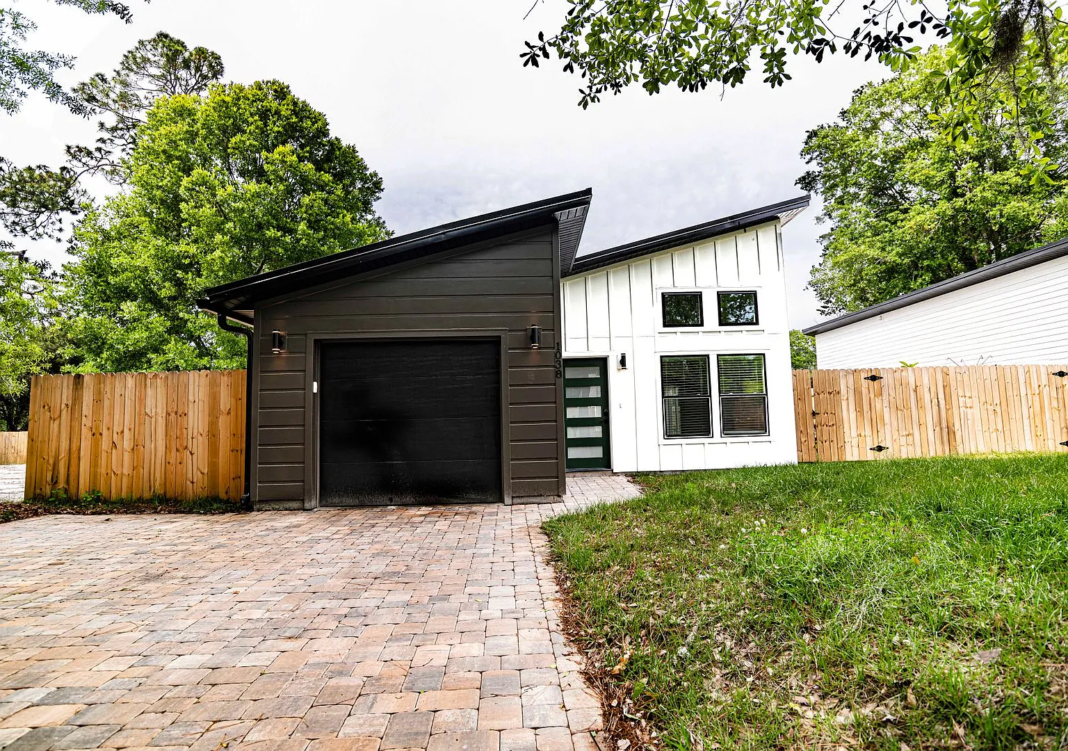 Spacious Fully Furnished 3BR/3BA home in a quiet neighborhood near downtown and beaches, featurin... — Photo 1