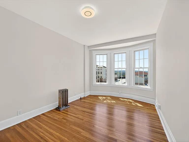 990 Bay St #1114R — Photo 3