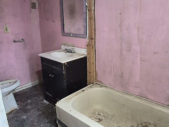 3rd image of 823 S C St