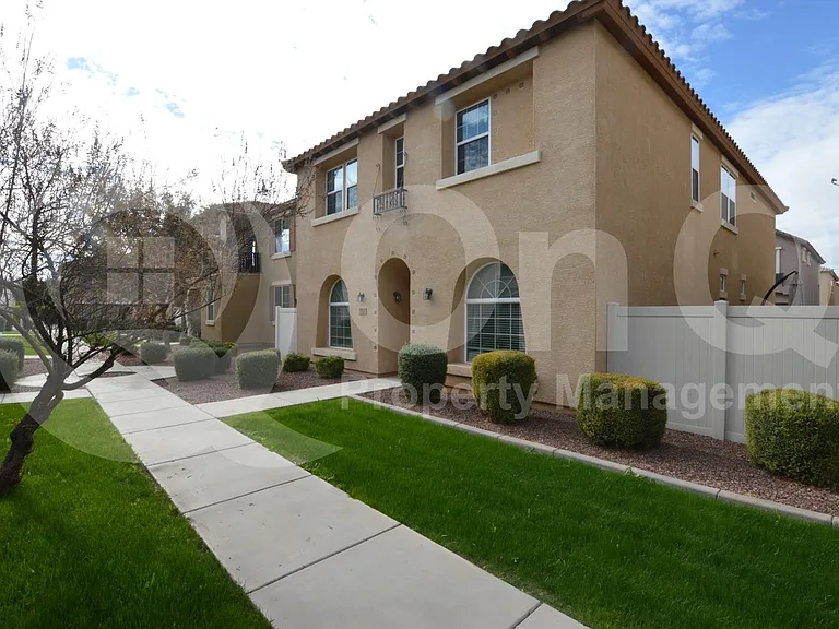 883 S Almira Ave — Photo 2