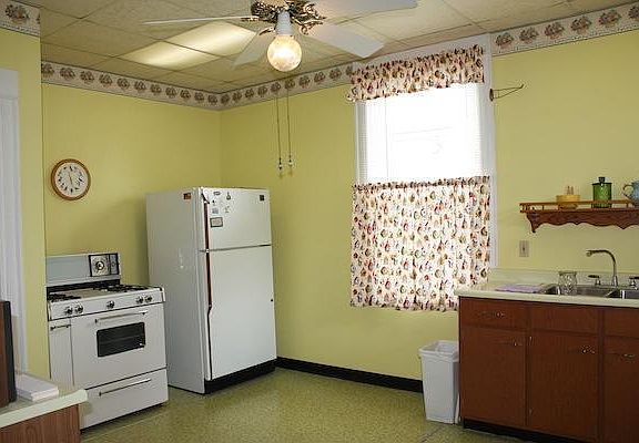 5th image of 3852 Davis Ave