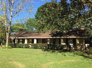 57 Ash Ct, Lake Jackson, TX 77566
