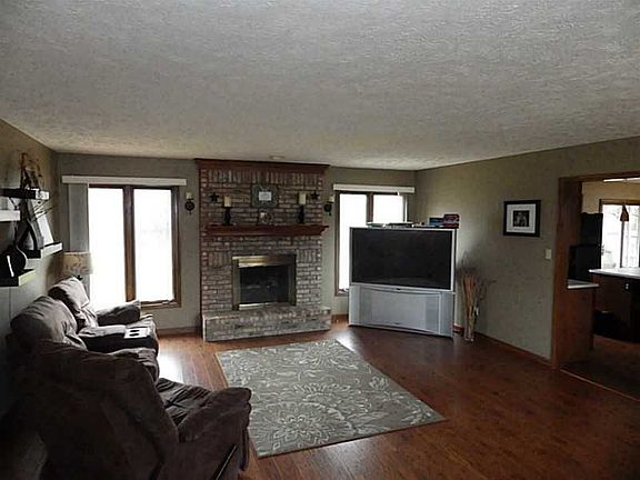 3rd image of 572 Shakespeare Dr