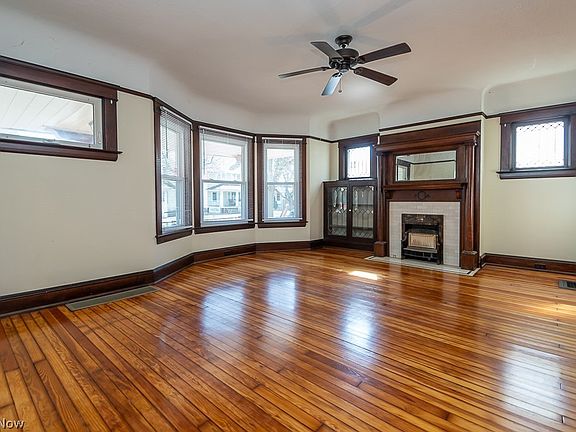 5th image of 1456 Larchmont Ave