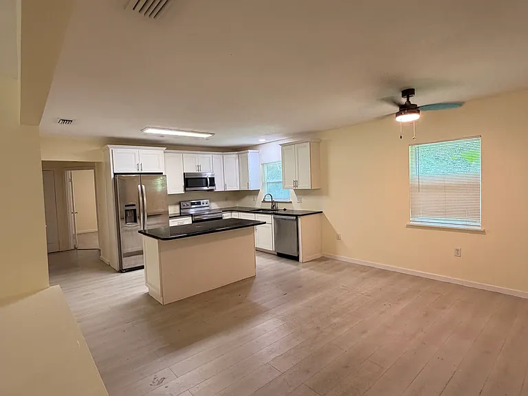 305 W Country Club Dr — Photo 2