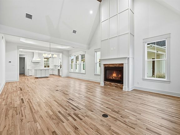 4th image of 321 Garrett Way