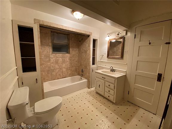 3rd image of 517 E Jefferson Ave