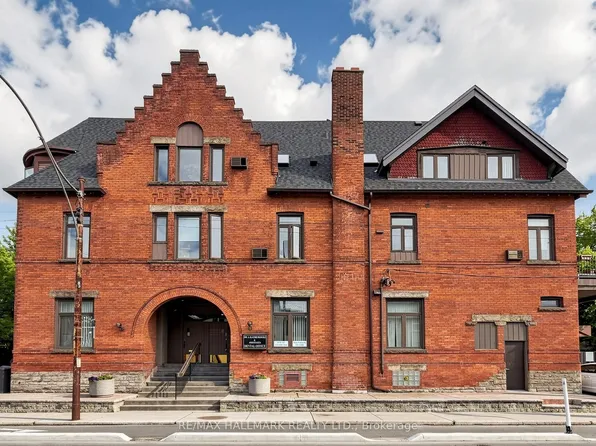 458 Markham St, Toronto, ON M6G 2L2