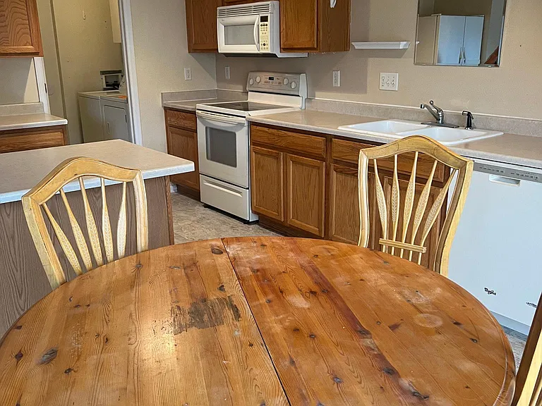 983 Canary Ct — Photo 40