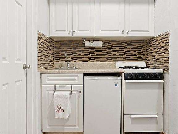 3rd image of 415 E 82nd St APT 1C