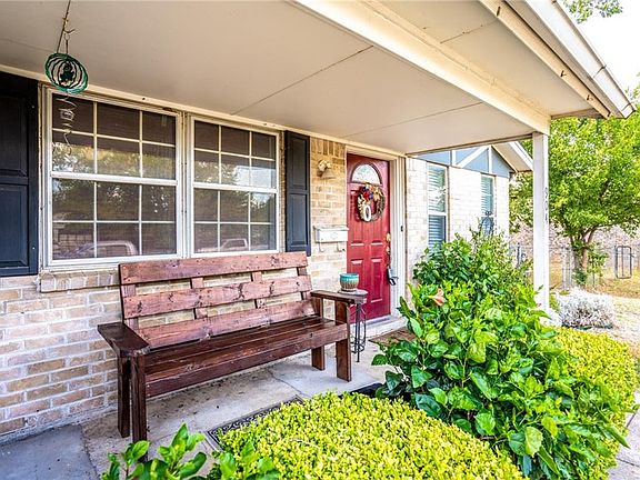 4th image of 904 Willow Cir S