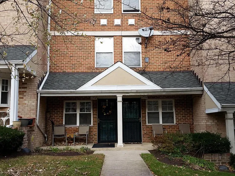 1704 Montana Ave NE — Photo 1