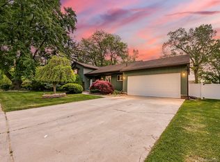 32677 Woodbrook Dr, Wayne, MI 48184