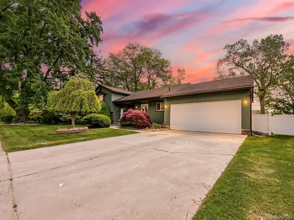 32677 Woodbrook Dr, Wayne, MI 48184