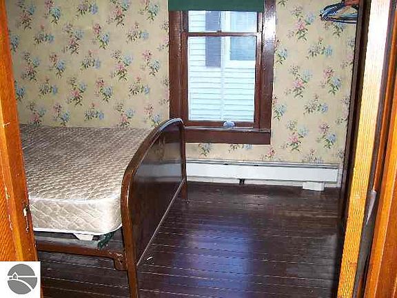 5th image of 215 D St