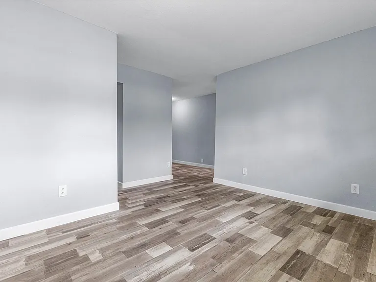 332 Banff Cir — Photo 16