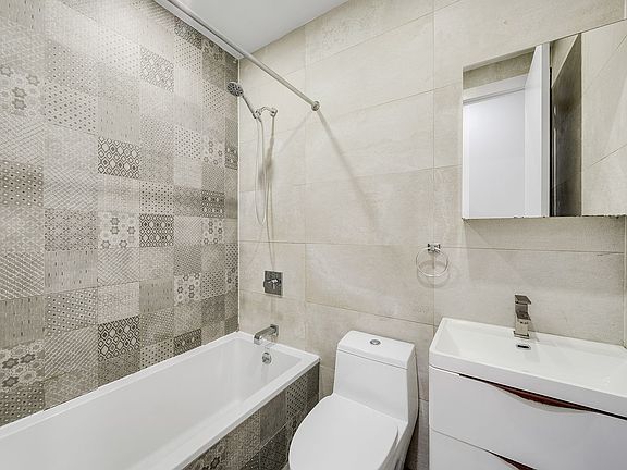 3rd image of 884 Jefferson Ave #3R