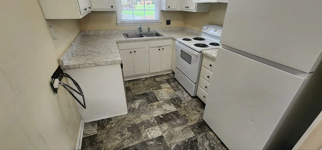 Riverview Dr Duplex - # - 302 — Photo 3