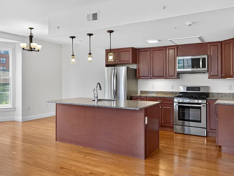 224 E State St — Photo 23