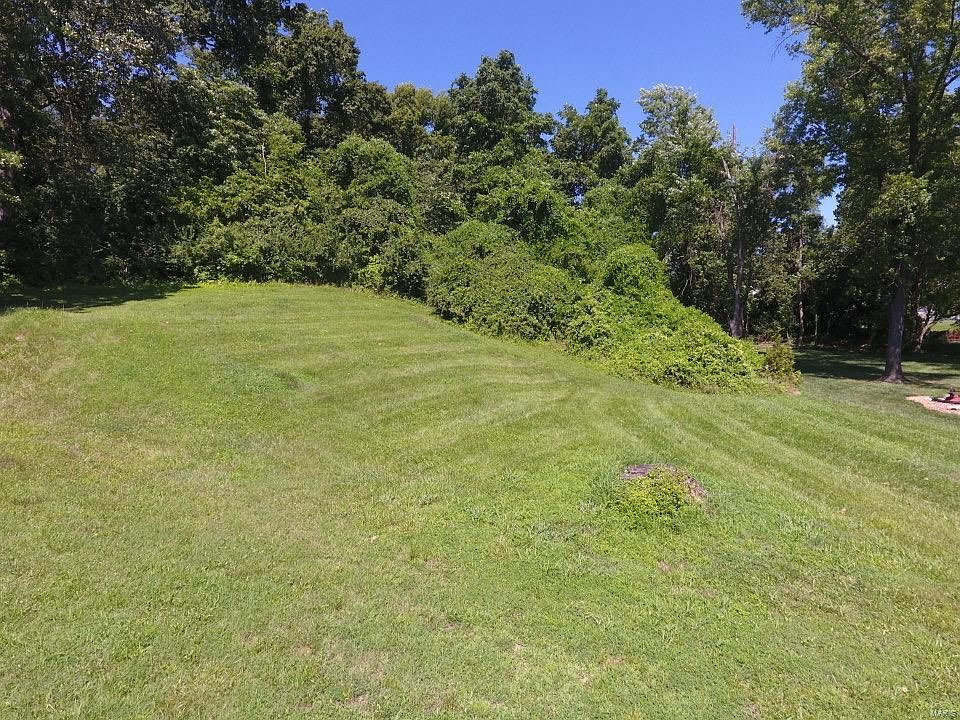 2nd image of 902 Forest Ave