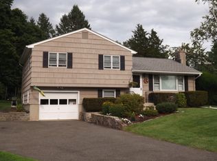 23 Knollcrest Dr, Brookfield, CT 06804