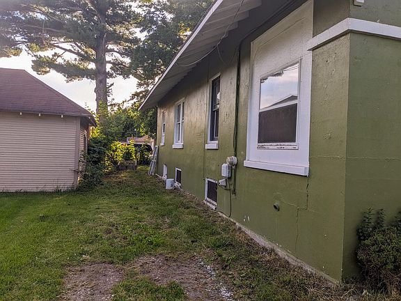 2nd image of 122 Illinois St