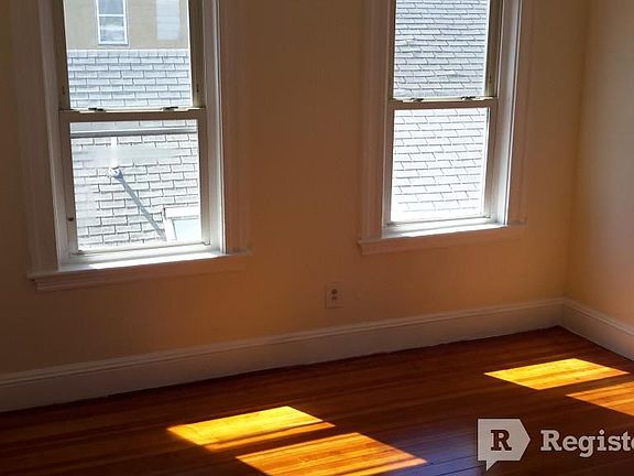 5th image of 226 Belmont St